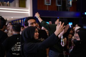Fattah Amin Instagram - Penang mai dah! Hangat betui sambutan sana!

Terima kasih semua penonton di GSC Sunway Carnival Mall, Penang! Anda semua memang terbaik! InsyaAllah kita akan bertemu di Terengganu pula 17 Januari ini!

Ayuh, mari kita semarakkan semangat perjuangan. Saksikan Filem Pendekar Awang di pawagam berdekatan anda sekarang!

#meetandgreet #roadtour #autograf #tayanganbermula #dipawagam #pendekarawang #filempendekarawang #darahinderagajah #fattahamin #nadhirnasar #amirahnaf #alikarimi #demitanahtumpahnyadarahku #studiokembara #hiburanbermanfaat