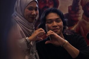 Fattah Amin Instagram - Penang mai dah! Hangat betui sambutan sana!

Terima kasih semua penonton di GSC Sunway Carnival Mall, Penang! Anda semua memang terbaik! InsyaAllah kita akan bertemu di Terengganu pula 17 Januari ini!

Ayuh, mari kita semarakkan semangat perjuangan. Saksikan Filem Pendekar Awang di pawagam berdekatan anda sekarang!

#meetandgreet #roadtour #autograf #tayanganbermula #dipawagam #pendekarawang #filempendekarawang #darahinderagajah #fattahamin #nadhirnasar #amirahnaf #alikarimi #demitanahtumpahnyadarahku #studiokembara #hiburanbermanfaat