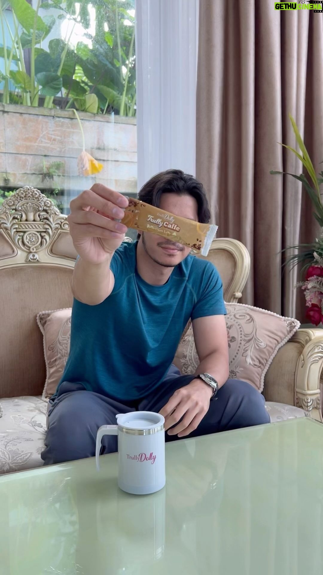 Fattah Amin Instagram - Setiap hari sebelum mula bekerja kena start dengan Trully Caffe dari @trullydolly_hq . Perisa Buttercream Latte ni memang favourite saya, kalau minum pagi2 memang bila time makan cepat rasa kenyang dan portion makanan kita ambil dekat pinggan tu pun jadi sikit. So boleh la maintain jaga badan untuk shooting kan. Haha ๐ #TrullyDollybyFAZURA #TrullyDolly #7DayDietSupport #ButtercreamLatte #CaffeLatte #TrullyJadi