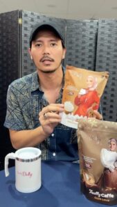 Fattah Amin Instagram - Ada yang tanya, lelaki boleh minum ke Trully Caffe ni? Haa ni @fattahaminz nak tunjuk kat korang yang berminat sangat nak dapatkan tapi masih ragu-ragu. Jawapannya, boleh sangat! Lelaki dan wanita yang berumur 15 tahun ke atas boleh je minum Trully Caffe ni kerana bahan-bahan di dalam minuman pracampur ini mengandungi banyak kebaikan dalam memberi tenaga kepada tubuh badan terutamanya untuk yang mahu menguruskan badan! 🎉 Jom, cubalah TrullyCaffe hari ini! 🤎 #TrullyDollybyFAZURA #TrullyDolly #7DayDietSupport #ButtercreamLatte #CaffeLatte #TrullyJadi