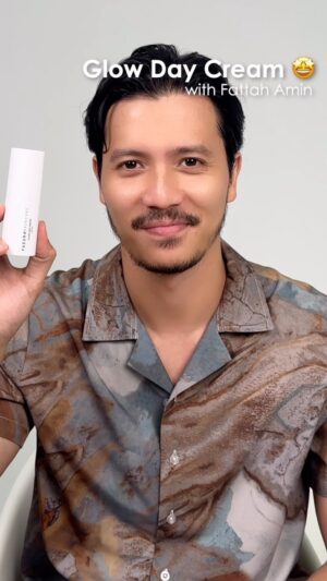 Fattah Amin Instagram - Para lelaki Ingin kelihatan glowing di siang hari?Jangan risau. Glow Day Cream ada untuk jejaka - jejaka diluar sana! 

Untuk pengetahuan semua, Glow Day Cream mengandungi:

✨Penapis organik yang dapat melindungi kulit dari sinar UVA/UVB.
✨Vitamin C yang dapat membantu mengurangkan pigmentasi pada kulit dan garisan halus sambil merangsang pemutihan kulit dengan baik.

Banyak betul kebaikan Glow Day Cream ni😍

#FazuraSkincare #GlowDayCream #Spf35 #MilikSemua #Fazura #FattahAmin