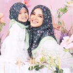 Fattah Amin Instagram - Koleksi Tudung FAZURA Pink Label pada kali ini dinamakan “RAUDHAH” yang bermaksud Taman Syurga. Sememangnya secara semulajadi, keindahan taman-taman diserikan dengan kehadiran pelbagai hidupan terutama tumbuh-tumbuhan segar terutamanya bunga-bungaan yang cantik. Koleksi Raudhah memaparkan Tudung FAZURA dalam pelbagai warna menarik dihiasi dengan corak bunga-bungaan halus yang menarik perhatian dan menawan hati. Buat julung kalinya juga, koleksi istimewa ini menampilkan Tudung FAZURA dalam dua saiz, sesuai untuk ibu dan anak, agar cantik bersama dan menzahirkan rasa kasih-sayang antara keduanya. Bagi meraikan perasaan cinta dan hubungan istimewa ibu dan anak yang keduanya bakal mendiami taman indah kelak , setiap tudung dalam koleksi ini dinamakan mengikut nama-nama syurga, pintu syurga dan sungai di syurga. Semoga koleksi ini membawa rasa bahagia kepada semua peminat Tudung FAZURA.💖✨ Material : Premium Cotton Voile, thread count yang berbeza. (Selesa, almost ironless, boleh diselaraskan, mudah dibentuk, awning on point) Saiz Dewasa: Bidang 47 Harga : RM37 Saiz Kanak-kanak : Bidang 40 Harga : RM27 Kemasan : Jahitan Tepi Baby Seam Dapatkan Tudung FAZURA Pink Label Koleksi Raudhah secara online di: 🌸 www.fazura.com 🌸 Download aplikasi FAZURA di App Store & Google Playstore 🌸 ShopeeMall FAZURA Official Store 🌸 @fazurabesties di www.fazurabesties.com Secara offline di Butik FAZURA: 🌸 Sunway Putra Mall, Lot G31 (KL) 🌸 The Curve Shopping Mall, Lot 147B (PJ) 🌸 Ipoh Parade, Lot F-10 (Perak) 🌸 Aman Central, Lot 3-47 (Kedah) 🌸 Mini Stores: -SOGO KL (Level 3) -SOGO i-City Shah Alam (Ground Floor) 🌸 Micro Store: Suria KLCC (PushCart) 🌸 Pop-Up Store: Komtar JBCC (Johor Bahru) #TudungFAZURA #TFPinkLabel #KoleksiRaudhah #MilikSemua