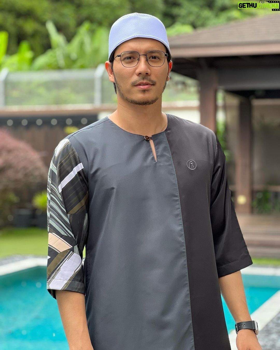 Fattah Amin Instagram - Assalamualaikum.. cantik tak jubah ni? Kalau saya jual ada yang nak beli tak? π cukup seratus komen βNakβ saya jual. #JubahFattahAmin