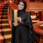 Fattah Amin Instagram - Syukur Alhamdulillah tahniah Sayang @missfazura yang telah menerima anugerah “Woman Entrepreneur Of The Year” di #100mostinfluentialyoungentreprenuers2023 awards semalam. Keep flying higher so that others are INSPIRED to fly with you. 💙