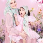 Fattah Amin Instagram - Koleksi Tudung FAZURA Pink Label pada kali ini dinamakan “RAUDHAH” yang bermaksud Taman Syurga. Sememangnya secara semulajadi, keindahan taman-taman diserikan dengan kehadiran pelbagai hidupan terutama tumbuh-tumbuhan segar terutamanya bunga-bungaan yang cantik. Koleksi Raudhah memaparkan Tudung FAZURA dalam pelbagai warna menarik dihiasi dengan corak bunga-bungaan halus yang menarik perhatian dan menawan hati. Buat julung kalinya juga, koleksi istimewa ini menampilkan Tudung FAZURA dalam dua saiz, sesuai untuk ibu dan anak, agar cantik bersama dan menzahirkan rasa kasih-sayang antara keduanya. Bagi meraikan perasaan cinta dan hubungan istimewa ibu dan anak yang keduanya bakal mendiami taman indah kelak , setiap tudung dalam koleksi ini dinamakan mengikut nama-nama syurga, pintu syurga dan sungai di syurga. Semoga koleksi ini membawa rasa bahagia kepada semua peminat Tudung FAZURA.💖✨ Material : Premium Cotton Voile, thread count yang berbeza. (Selesa, almost ironless, boleh diselaraskan, mudah dibentuk, awning on point) Saiz Dewasa: Bidang 47 Harga : RM37 Saiz Kanak-kanak : Bidang 40 Harga : RM27 Kemasan : Jahitan Tepi Baby Seam Dapatkan Tudung FAZURA Pink Label Koleksi Raudhah secara online di: 🌸 www.fazura.com 🌸 Download aplikasi FAZURA di App Store & Google Playstore 🌸 ShopeeMall FAZURA Official Store 🌸 @fazurabesties di www.fazurabesties.com Secara offline di Butik FAZURA: 🌸 Sunway Putra Mall, Lot G31 (KL) 🌸 The Curve Shopping Mall, Lot 147B (PJ) 🌸 Ipoh Parade, Lot F-10 (Perak) 🌸 Aman Central, Lot 3-47 (Kedah) 🌸 Mini Stores: -SOGO KL (Level 3) -SOGO i-City Shah Alam (Ground Floor) 🌸 Micro Store: Suria KLCC (PushCart) 🌸 Pop-Up Store: Komtar JBCC (Johor Bahru) #TudungFAZURA #TFPinkLabel #KoleksiRaudhah #MilikSemua