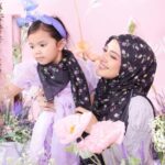 Fattah Amin Instagram - Koleksi Tudung FAZURA Pink Label pada kali ini dinamakan “RAUDHAH” yang bermaksud Taman Syurga. Sememangnya secara semulajadi, keindahan taman-taman diserikan dengan kehadiran pelbagai hidupan terutama tumbuh-tumbuhan segar terutamanya bunga-bungaan yang cantik. Koleksi Raudhah memaparkan Tudung FAZURA dalam pelbagai warna menarik dihiasi dengan corak bunga-bungaan halus yang menarik perhatian dan menawan hati. Buat julung kalinya juga, koleksi istimewa ini menampilkan Tudung FAZURA dalam dua saiz, sesuai untuk ibu dan anak, agar cantik bersama dan menzahirkan rasa kasih-sayang antara keduanya. Bagi meraikan perasaan cinta dan hubungan istimewa ibu dan anak yang keduanya bakal mendiami taman indah kelak , setiap tudung dalam koleksi ini dinamakan mengikut nama-nama syurga, pintu syurga dan sungai di syurga. Semoga koleksi ini membawa rasa bahagia kepada semua peminat Tudung FAZURA.💖✨ Material : Premium Cotton Voile, thread count yang berbeza. (Selesa, almost ironless, boleh diselaraskan, mudah dibentuk, awning on point) Saiz Dewasa: Bidang 47 Harga : RM37 Saiz Kanak-kanak : Bidang 40 Harga : RM27 Kemasan : Jahitan Tepi Baby Seam Dapatkan Tudung FAZURA Pink Label Koleksi Raudhah secara online di: 🌸 www.fazura.com 🌸 Download aplikasi FAZURA di App Store & Google Playstore 🌸 ShopeeMall FAZURA Official Store 🌸 @fazurabesties di www.fazurabesties.com Secara offline di Butik FAZURA: 🌸 Sunway Putra Mall, Lot G31 (KL) 🌸 The Curve Shopping Mall, Lot 147B (PJ) 🌸 Ipoh Parade, Lot F-10 (Perak) 🌸 Aman Central, Lot 3-47 (Kedah) 🌸 Mini Stores: -SOGO KL (Level 3) -SOGO i-City Shah Alam (Ground Floor) 🌸 Micro Store: Suria KLCC (PushCart) 🌸 Pop-Up Store: Komtar JBCC (Johor Bahru) #TudungFAZURA #TFPinkLabel #KoleksiRaudhah #MilikSemua