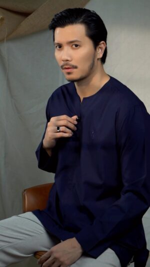 Fattah Amin Instagram - Unveiling the much anticipated ✨KURTA by Fattah Amin ✨

Experience the perfect blend of of comfort, style, and masculinity! 🕶️

The Kurta showcases a unique V detailing and long sleeves that exude elegance. With two side pockets for your essentials. 

Kurta Fattah Amin is not only fashionable but practical too. Add a touch of versatility to your wardrobe with three stunning colors to choose from. Stay ahead of the fashion curve and make a statement with this fashion flurry! Available in sizes S to XXL. 

Get your Kurta by Fattah Amin at FAZURA stores:

✨ Sunway Putra Mall, Lot G31 (KL)
✨ The Curve Shopping Mall, Lot 147B (PJ)
✨ Ipoh Parade, Lot F-10 (Perak)
✨ Aman Central, Lot 3-47 (Kedah)
✨ East Coast Mall, L1-21 (Kuantan, Pahang)

Mini Stores:
✨ SOGO KL (Level 3)
✨ SOGO i-City Shah Alam (Ground Floor)

Micro Store:
✨ Suria KLCC (PushCart)

Pop-Up Store:
✨Komtar JBCC (Johor Bahru)

#Fazbulous #KurtaFattahAmin #MilikSemua #FattahAmin