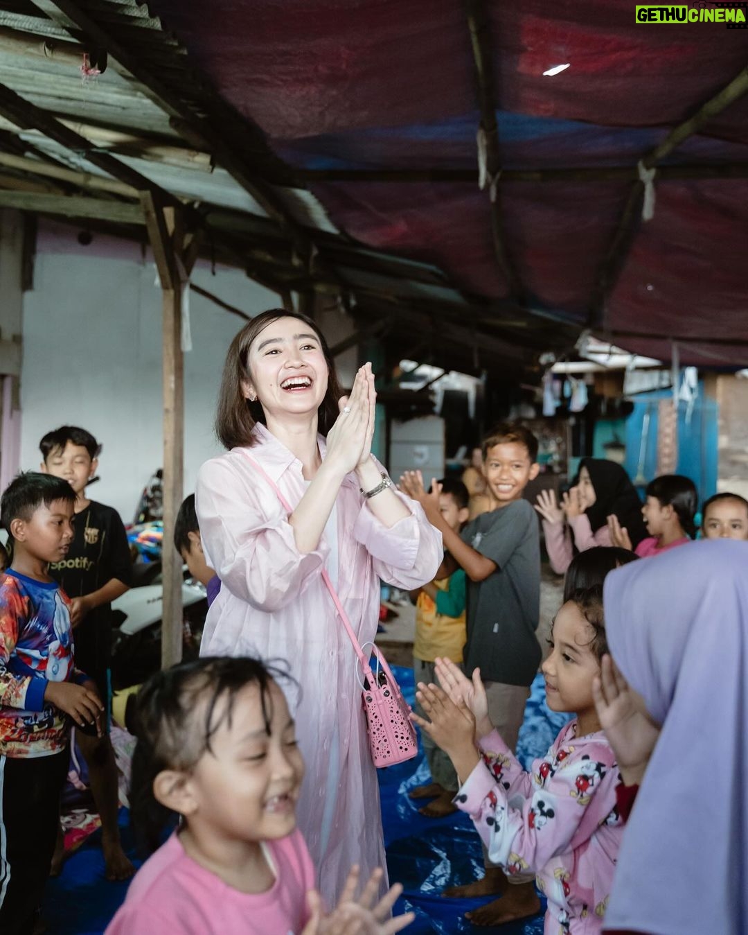 Febby Rastanty - 342.9K Likes - #throwbackmonday to 1st of Feb, 2024. Merayakan hari kelahiranku bareng adik-adik dari Rumah Belajar Ceria di Kampung pemulung Joglo. Dibantuin sama tim dari @kitabisacom dan juga @rbceria.joglo pastinya. Ah, my heart is full 💖