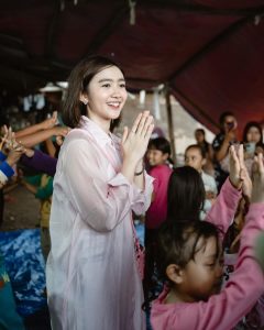 Febby Rastanty Instagram - #throwbackmonday to 1st of Feb, 2024. Merayakan hari kelahiranku bareng adik-adik dari Rumah Belajar Ceria di Kampung pemulung Joglo. Dibantuin sama tim dari @kitabisacom dan juga @rbceria.joglo pastinya. Ah, my heart is full 💖