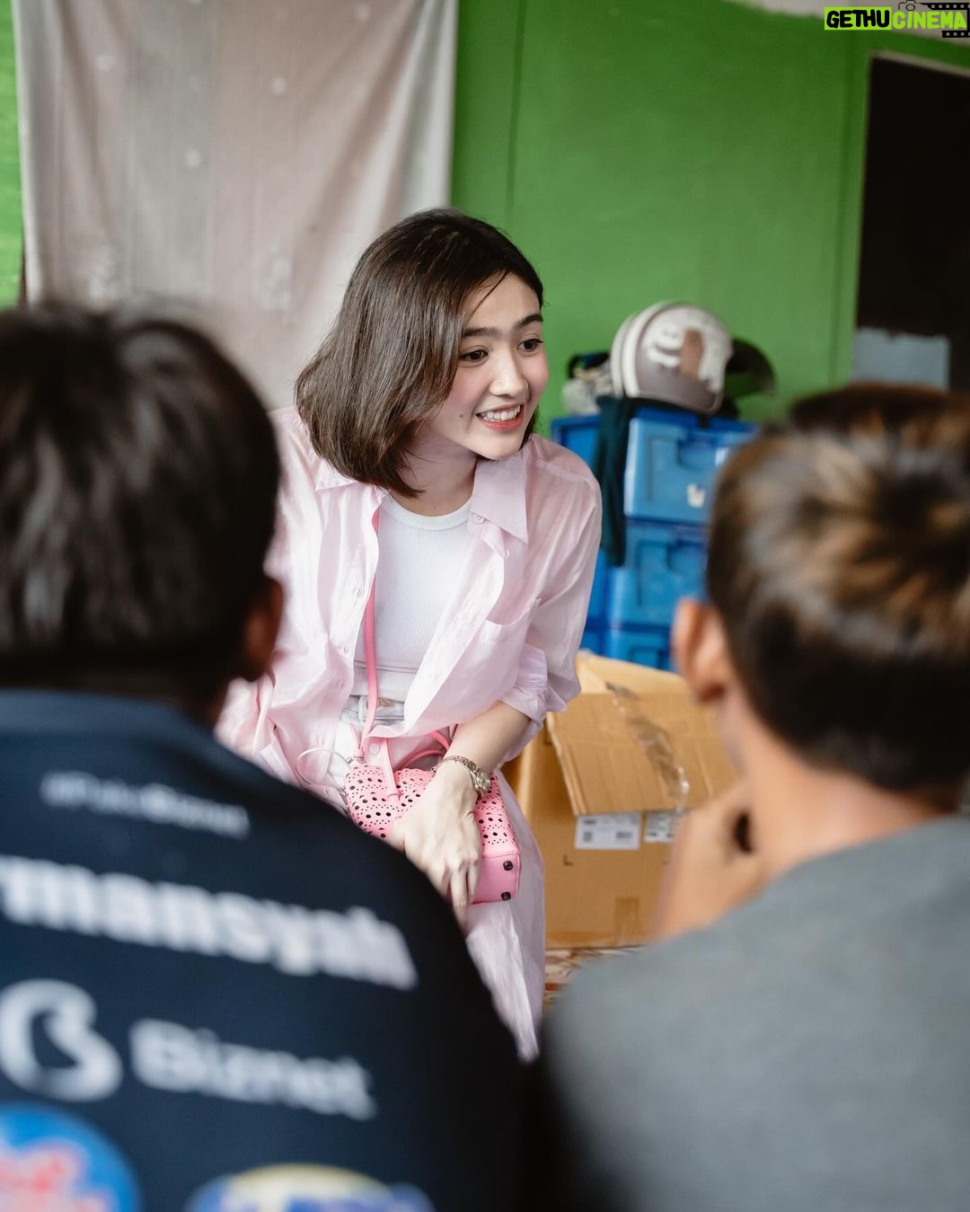 Febby Rastanty - 342.9K Likes - #throwbackmonday to 1st of Feb, 2024. Merayakan hari kelahiranku bareng adik-adik dari Rumah Belajar Ceria di Kampung pemulung Joglo. Dibantuin sama tim dari @kitabisacom dan juga @rbceria.joglo pastinya. Ah, my heart is full 💖