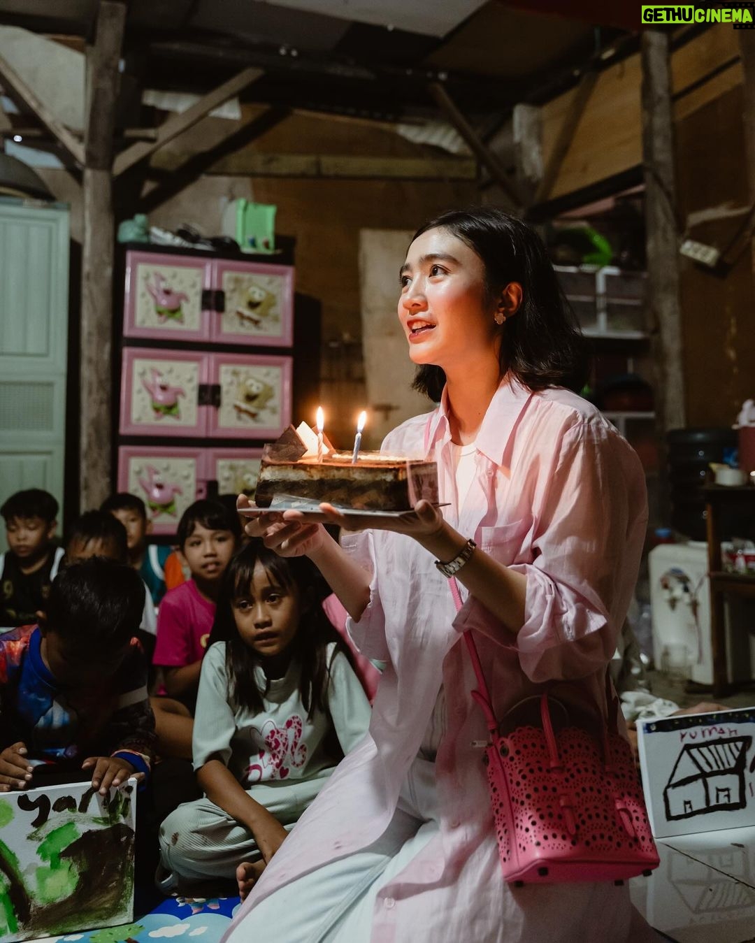 Febby Rastanty - 342.9K Likes - #throwbackmonday to 1st of Feb, 2024. Merayakan hari kelahiranku bareng adik-adik dari Rumah Belajar Ceria di Kampung pemulung Joglo. Dibantuin sama tim dari @kitabisacom dan juga @rbceria.joglo pastinya. Ah, my heart is full 💖