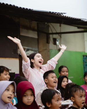 Febby Rastanty Instagram - #throwbackmonday to 1st of Feb, 2024. Merayakan hari kelahiranku bareng adik-adik dari Rumah Belajar Ceria di Kampung pemulung Joglo. Dibantuin sama tim dari @kitabisacom dan juga @rbceria.joglo pastinya. Ah, my heart is full 💖