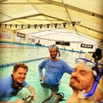 Federico Bal Instagram – Luego del último viaje a Panamá, el curso de BUCEO para poder certificar y obtener el brevet (carnet) era una parada obligada!! 

Resto del Mundo con @balfederico @diezpepi junto a @buceogalapago que son amigos de la casa y @bal.luciano que ya tiene su certificación, nos anotamos para poder disfrutar de una manera más segura y consciente el mundo subacuático!! 

Rodrigo, el titular de @buceogalapago nos da de manera intensiva este curso teórico y práctico, que luego finalizará haciendo una ultima inmersión en un lago de Pilar adonde se llevará a cabo la certificación!! Además planificaremos junto a ellos un viaje especial para ir a bucear aplicar todos los conocimientos adquiridos!!

En @restodelmundo13 super contentos y tranquilos de estar en mano de los que mejor saben!!

Es importante prestar mucha atencion y repetir los ejercicios!! Abajo en el agua a 15 mts de profundidad pueden pasar cosas y uno debe estar preparado para aplicar los conocimientos que te dan en el curso!

Además sea cual fuere el destino que tomemos para ir a bucear, siempre estamos protegidos con @universal.assistance 

Galapago Buceo entrega certificacion CMAS que es válida en todo el mundo y tiene sedes en casi todos los destinos

🤿🤿🤿

#buceo #diving #scuba #snorkeling #scubadiving #scubadive #cursodebuceo #cmas #openwater #oceano #mar #inmersion #estudiante #buzo #bal #restodelmundo #curso #bajoelmar #certificacion #aguasabiertas #escueladebuceo Club El Chasqui