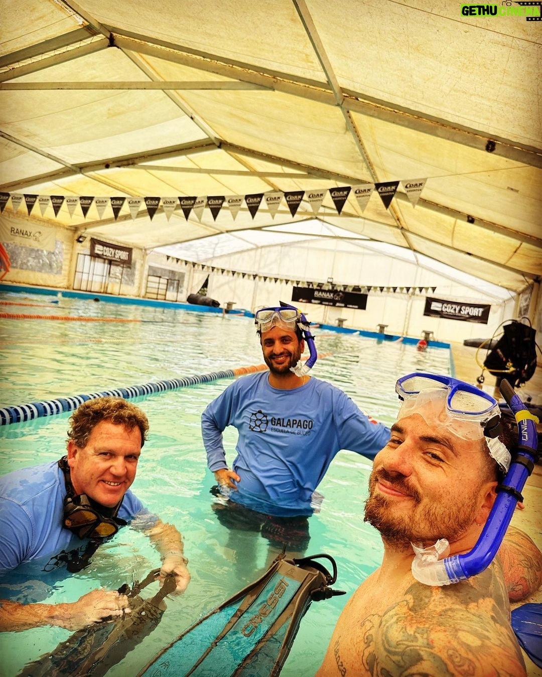 Federico Bal Instagram - Luego del último viaje a Panamá, el curso de BUCEO para poder certificar y obtener el brevet (carnet) era una parada obligada!! Resto del Mundo con @balfederico @diezpepi junto a @buceogalapago que son amigos de la casa y @bal.luciano que ya tiene su certificación, nos anotamos para poder disfrutar de una manera más segura y consciente el mundo subacuático!! Rodrigo, el titular de @buceogalapago nos da de manera intensiva este curso teórico y práctico, que luego finalizará haciendo una ultima inmersión en un lago de Pilar adonde se llevará a cabo la certificación!! Además planificaremos junto a ellos un viaje especial para ir a bucear aplicar todos los conocimientos adquiridos!! En @restodelmundo13 super contentos y tranquilos de estar en mano de los que mejor saben!! Es importante prestar mucha atencion y repetir los ejercicios!! Abajo en el agua a 15 mts de profundidad pueden pasar cosas y uno debe estar preparado para aplicar los conocimientos que te dan en el curso! Además sea cual fuere el destino que tomemos para ir a bucear, siempre estamos protegidos con @universal.assistance Galapago Buceo entrega certificacion CMAS que es válida en todo el mundo y tiene sedes en casi todos los destinos 🤿🤿🤿 #buceo #diving #scuba #snorkeling #scubadiving #scubadive #cursodebuceo #cmas #openwater #oceano #mar #inmersion #estudiante #buzo #bal #restodelmundo #curso #bajoelmar #certificacion #aguasabiertas #escueladebuceo Club El Chasqui