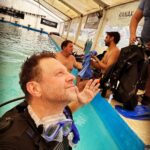 Federico Bal Instagram – Luego del último viaje a Panamá, el curso de BUCEO para poder certificar y obtener el brevet (carnet) era una parada obligada!! 

Resto del Mundo con @balfederico @diezpepi junto a @buceogalapago que son amigos de la casa y @bal.luciano que ya tiene su certificación, nos anotamos para poder disfrutar de una manera más segura y consciente el mundo subacuático!! 

Rodrigo, el titular de @buceogalapago nos da de manera intensiva este curso teórico y práctico, que luego finalizará haciendo una ultima inmersión en un lago de Pilar adonde se llevará a cabo la certificación!! Además planificaremos junto a ellos un viaje especial para ir a bucear aplicar todos los conocimientos adquiridos!!

En @restodelmundo13 super contentos y tranquilos de estar en mano de los que mejor saben!!

Es importante prestar mucha atencion y repetir los ejercicios!! Abajo en el agua a 15 mts de profundidad pueden pasar cosas y uno debe estar preparado para aplicar los conocimientos que te dan en el curso!

Además sea cual fuere el destino que tomemos para ir a bucear, siempre estamos protegidos con @universal.assistance 

Galapago Buceo entrega certificacion CMAS que es válida en todo el mundo y tiene sedes en casi todos los destinos

🤿🤿🤿

#buceo #diving #scuba #snorkeling #scubadiving #scubadive #cursodebuceo #cmas #openwater #oceano #mar #inmersion #estudiante #buzo #bal #restodelmundo #curso #bajoelmar #certificacion #aguasabiertas #escueladebuceo Club El Chasqui