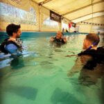 Federico Bal Instagram – Luego del último viaje a Panamá, el curso de BUCEO para poder certificar y obtener el brevet (carnet) era una parada obligada!! 

Resto del Mundo con @balfederico @diezpepi junto a @buceogalapago que son amigos de la casa y @bal.luciano que ya tiene su certificación, nos anotamos para poder disfrutar de una manera más segura y consciente el mundo subacuático!! 

Rodrigo, el titular de @buceogalapago nos da de manera intensiva este curso teórico y práctico, que luego finalizará haciendo una ultima inmersión en un lago de Pilar adonde se llevará a cabo la certificación!! Además planificaremos junto a ellos un viaje especial para ir a bucear aplicar todos los conocimientos adquiridos!!

En @restodelmundo13 super contentos y tranquilos de estar en mano de los que mejor saben!!

Es importante prestar mucha atencion y repetir los ejercicios!! Abajo en el agua a 15 mts de profundidad pueden pasar cosas y uno debe estar preparado para aplicar los conocimientos que te dan en el curso!

Además sea cual fuere el destino que tomemos para ir a bucear, siempre estamos protegidos con @universal.assistance 

Galapago Buceo entrega certificacion CMAS que es válida en todo el mundo y tiene sedes en casi todos los destinos

🤿🤿🤿

#buceo #diving #scuba #snorkeling #scubadiving #scubadive #cursodebuceo #cmas #openwater #oceano #mar #inmersion #estudiante #buzo #bal #restodelmundo #curso #bajoelmar #certificacion #aguasabiertas #escueladebuceo Club El Chasqui