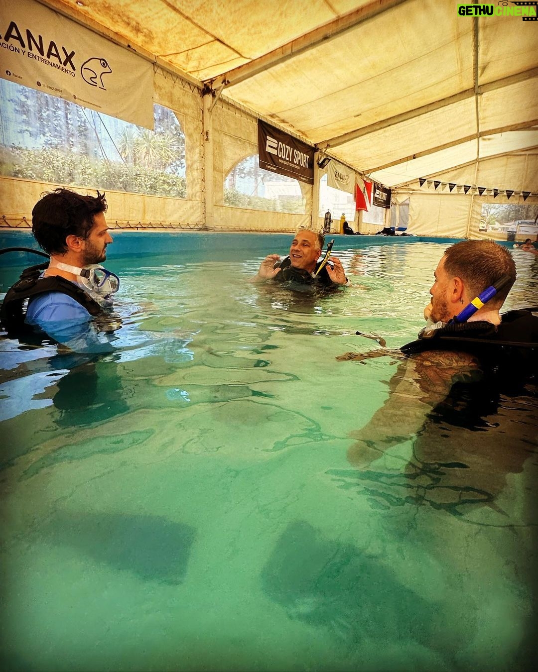 Federico Bal Instagram - Luego del último viaje a Panamá, el curso de BUCEO para poder certificar y obtener el brevet (carnet) era una parada obligada!! Resto del Mundo con @balfederico @diezpepi junto a @buceogalapago que son amigos de la casa y @bal.luciano que ya tiene su certificación, nos anotamos para poder disfrutar de una manera más segura y consciente el mundo subacuático!! Rodrigo, el titular de @buceogalapago nos da de manera intensiva este curso teórico y práctico, que luego finalizará haciendo una ultima inmersión en un lago de Pilar adonde se llevará a cabo la certificación!! Además planificaremos junto a ellos un viaje especial para ir a bucear aplicar todos los conocimientos adquiridos!! En @restodelmundo13 super contentos y tranquilos de estar en mano de los que mejor saben!! Es importante prestar mucha atencion y repetir los ejercicios!! Abajo en el agua a 15 mts de profundidad pueden pasar cosas y uno debe estar preparado para aplicar los conocimientos que te dan en el curso! Además sea cual fuere el destino que tomemos para ir a bucear, siempre estamos protegidos con @universal.assistance Galapago Buceo entrega certificacion CMAS que es válida en todo el mundo y tiene sedes en casi todos los destinos 🤿🤿🤿 #buceo #diving #scuba #snorkeling #scubadiving #scubadive #cursodebuceo #cmas #openwater #oceano #mar #inmersion #estudiante #buzo #bal #restodelmundo #curso #bajoelmar #certificacion #aguasabiertas #escueladebuceo Club El Chasqui