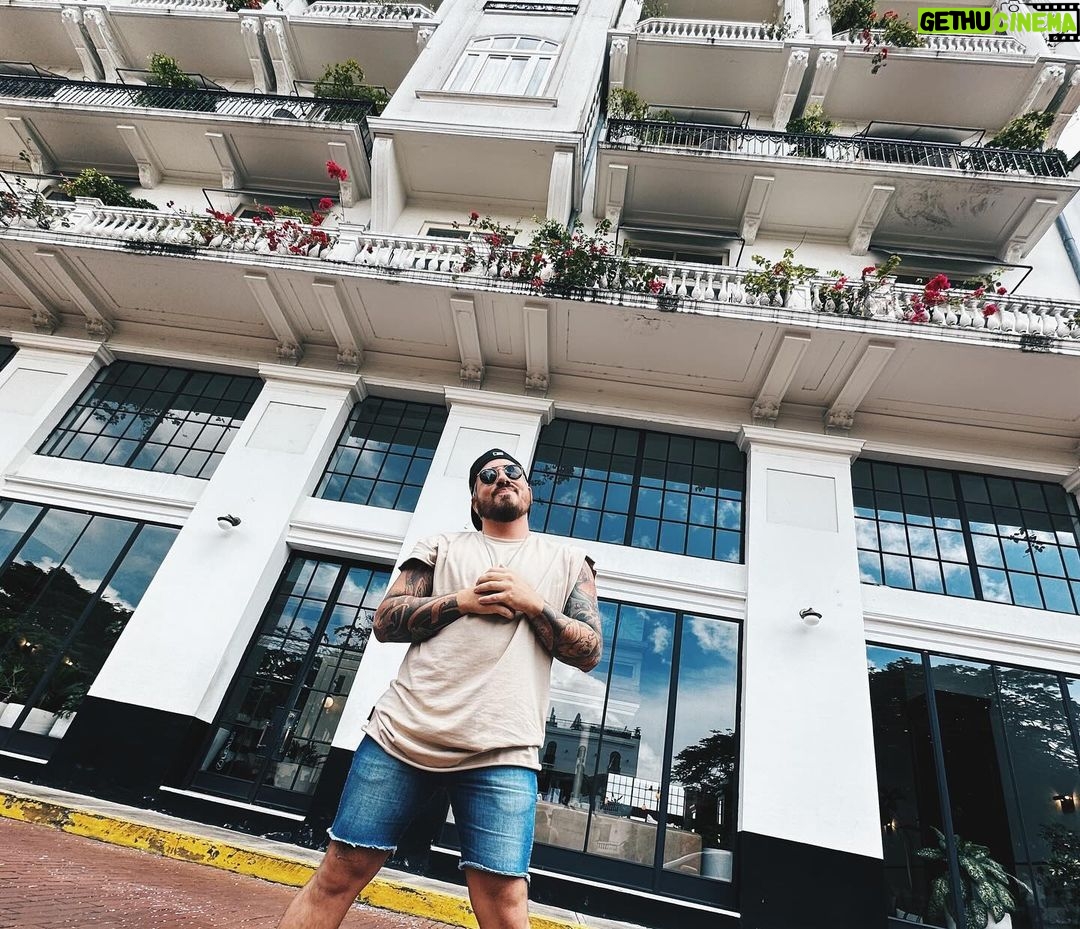 Federico Bal Instagram - Llegamos a Panamá City luego de una gran recorrida por los Estados Unidos junto a @copaairlines Nos alojamos en el Casco Viejo de la Ciudad, a tan solo 30 minutos del aeropuerto de Tocumen, en uno de los hotel más referentes y con mayor historia, el “American Trade Hotel”. Desde el primer momento la calidez de su gente, los colores, su arquitectura… era como si estuvieramos viajando al pasado pero con el confort de un hotel Boutique! 100% recomendable @amtradehotel Sin perder tiempo nos aventuramos entre la naturaleza, la historia y la gastronomía Les dejo este carrete de fotos que habla por si solo, sin spoilear mucho lo que van a poder ver pronto por @restodelmundo13 ✅ Casco Viejo ✅ Ciudad de Panamá ✅ Canal de Panamá (Miraflores) ✅ Navegación en Gamboa ✅ Isla de los Monos ✅ Comunidad Aborigen Wounaan Además de toda la gente hermosa que conocimos hemos disfrutado de tremendas experiencias culinarias… ✅ Tomillo de Chef Milanés ✅ Casa Casco ✅ Canal House ✅ Nomada La próxima vez que viajes con @copaairlines aprovecha y hace un stopover y recorré esta ciudad encantadora! Como siempre, nuestro mayor consejo si vas a viajar, hacelo protegido con @universal.assistance Les dejamos acá info de los lugares que visitamos y a quienes agradecemos por el apoyo, principalmente a @bal.luciano que se ocupo de toda la producción comercial de Panamá y al Sr Ernesto Velasquez de la Embajada de Panamá en Argentina quien nos brindo a todas sus amistades para que este viaje sea posible! @amtradehotel @soyernestovelasquez @panamatravelgroup @localinpty @ursucookie @casacasco @barefootpanamatours @isla_monos @chefmilanes @chef_carlos_barrios @canalhousepanama @filiwylis @juanoswald @diezpepi #panama #canaldepanama #turismo #cascoviejo #copaairlines #experiencias #viajes #aventuras #paisajes #Panamacity #traveling #trip #bal #restodelmundo #historia #cultura Panama City, Panama