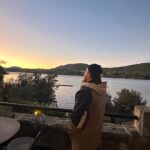 Federico Bal Instagram – Persiguiendo el invierno una vez más.
Esta vez con la familia. Que lindo compartir entre mis sobrinos y mi primo la magia que tiene el sur. Muchas cosas para compartir, acá les dejo un lindo reel.

Esta vez nos fuimos con mis sobrinos @delfibal y @tomas_bal y con el primo @bal.luciano 

Armamos un calendario de actividades todo relacionado a vivir el ski y el snowboard, no paramos ni un día!

Postales del Nahuel Huapí en Puerto Pireo
A orillas del lago, la experiencia @puerto.pireo nos dejo sin palabras!
Quiero compartirles algunas imágenes y recomendarles este complejo de cabañas 5 estrellas en el km 15, son un sueño.

Cerro Catedral que nos recibió con todo lo que necesitabamos para pasarla super! Incluyendo un espacio exclusivo con un mega living con vista a toda la montaña @cerrocatedralok 

Los chicos conocieron por primera vez la nieve y se enamoraron de la montaña. Se tomaron 2 días de clases junto a Alejo Balducci les dio todo el apoyo para que salgan a las pistas! Siganló en IG @skitimm  y con equipos de @verticalskisnowboard

Bariloche tiene tanto para hacer y disfrutar que si venís a @barilochear y sos cliente de BBVA tenés un monton de beneficios. 30% de descuento con tarjetas de crédito en gastronomía en Cerro Catedral con tope de reintegro de $6000 y 3 cuotas sin interés en la compra de pases.

Hemos recorrido Bariloche gracias a esta nueva app para alquilar vehículos que es super práctica y funciona en toda la Argenrina. Gracias @rentennials.app

#bariloche #Patagonia #Argentina #nieve #cerrocatedral #viajar #visitargentina #bal #familia #family #snowtime #ski #snowboard #postales #vacaciones #invierno #nieve #snow #montaña