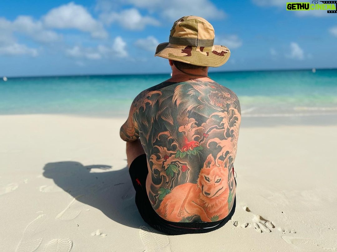 Federico Bal - 9.7K Likes - QUE BIEN ME SIENTA EL CARIBE 🇦🇼
Estamos hace 48 hs en la “one happy island” y puedo realmente confirmar que es realmente hermosa; su gente, su comida, sus playas! Dios mío, es realmente el paraíso. No paramos, de un lado para el otro. Conociendo sus calles, sus playas, sus costumbres y siempre con ese vibe tan caribeño, que enamora. Pronto lo verán en @restodelmundo13 ! Gracias amigos de @arubabonbini #Aruba #Arubabonbini Duchi duchi 💋