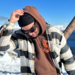 Federico Bal Instagram – ❄️❄️ Vacaciones en Villa La Angostura ❄️❄️

Como explicarles lo que vivimos estos días! Viajar en familia siempre hace bien, y más con el personaje de mi primo @bal.luciano !
Mucho ski, nieve, deporte, amigos hasta cantamos y tocamos juntos unos temas, vean hasta el final!

Volví a subirme a los esquies, a hacer uno de los deportes que amo arriba de la montaña. Para los que no conocen Villa La Angostura el @cerro_bayo es un sueño! Un centro de ski boutique que lo tiene todo! Además el trato de la gente fue siempre de primera.
La Tota, Marcela, Pablo y todo el equipo que nos atendió de lujo.

La villa tiene mil lugares donde alojarse, pero el primo es muy amigo de Martín y Marina que tienen dos complejos hermosos y te hacen sentir como en tu casa, pero con terrible vista al lago, jacuzzi en los cuartos y todo super cálido @lasramblas @glampingpatagonia además ubicados re cerca del acceso al @cerro_bayo

Nuestro viaje empezó en Bariloche y nos fuimos manejando un autaso todo preparado para la nieve gracias a @tomacar.rental

Nos hicimos amigos de Rodrido Dudad de @nanuko.cerveceria y sinceramente les quiero recomendar todo lo que tienen. Comimos tan pero tan rico que ya extraño el olorcito del goulash! Esta gente hermosa y familiera nos brindo todo. Tanto que terminamos cantando y tocando no se cuantos temas!

Por dios como nos divertimos!
Por mas viajes así!

#vacaciones #ski #snowboarding #Argentina #nieve #patagonia #montaña #lago #primos #familia #family #hollydays #neuquen #tangana #musica #gastronomia #invierno #bal Villa La Angostura, Neuquén