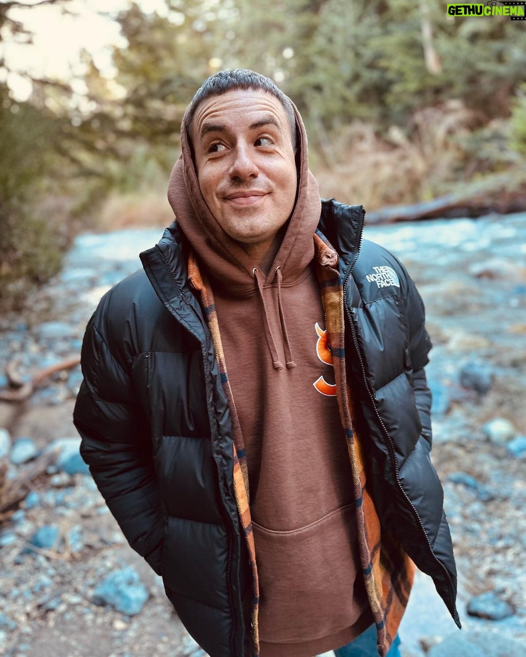 Federico Bal - 9.2K Likes - Estos días en la montaña que necesitaba tanto.
Fueron días de muchas cosas, reuniones, emociones. Poder volver a esquiar después de algunos años parados por mi accidente en Brasil, disfrutar del aire puro y volver a enamorarme una vez más del sur, de su gente, era lo que necesitaba. Y con el personaje de mi primo @bal.luciano que me sigue en todas. Deslicen y vean el último vídeo con una hermosa caída. Sean felices y AGUANTE RIVER LA PUTA MADRE.