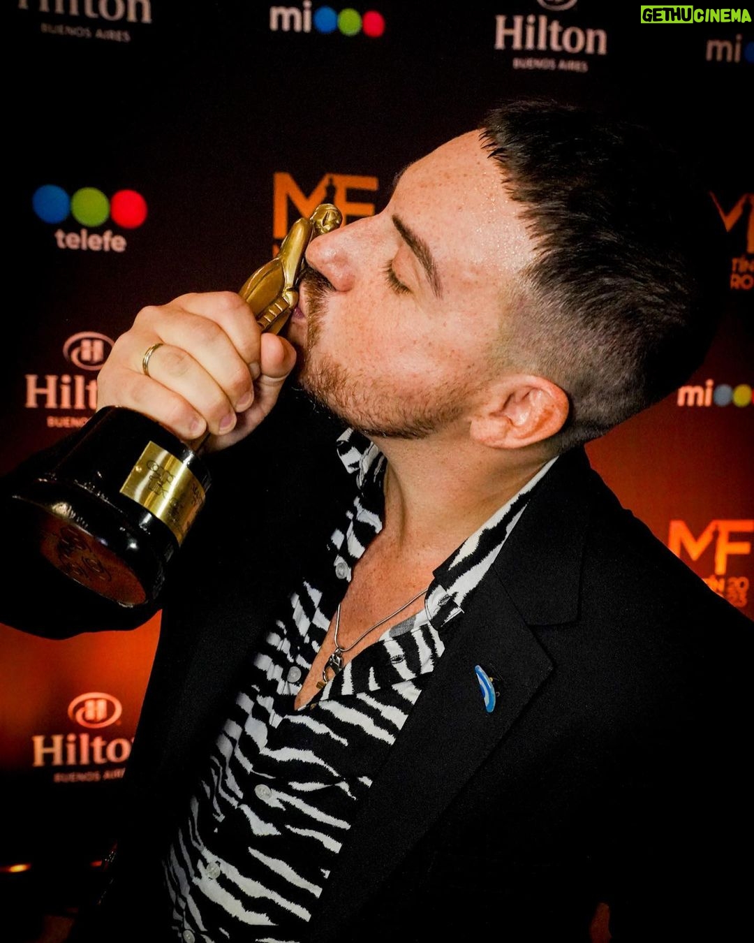 Federico Bal - 8.2K Likes - No se bien por dónde empezar a contarles lo que fue la fiesta de anoche, la fiesta de nuestra tv.
Recién ahora estoy pudiendo contestar la cantidad de mensajes y saludos que me mandaron. Poder ver en un mismo lugar a toda esta gente que ama hacer televisión, sentir el cariño de los colegas y poder levantar mi primer martin fierro es un momento que va a quedar para siempre en mi corazon. Gracias aptra por hacernos vivir una noche alucinante. Gracias @restodelmundo13 y toda la familia de @3defebrerovision que me permiten divertirme y crecer como conductor. Gracias a @elchuecosuar @pablocodevilla @fernandezcoco10 y toda la gente de @eltrecetv por el lugar y el cariño. Y a ustedes claro, del otro lado por hacerlo posible. Como dije ayer, cuando viajar presencialmente se nos hace cada vez más difícil, hacerlo juntos con este programa nos da muchísimo amor y energía para seguir buscando mejorar. Les dejo unas capturas del amor. No puedo estar más feliz, gracias de verdad.
#MartinFierro2023
.
.
.
.
Total look @aynotdead
Make up @christapia_mua
Hairstyle @peluqueria_il_figaro