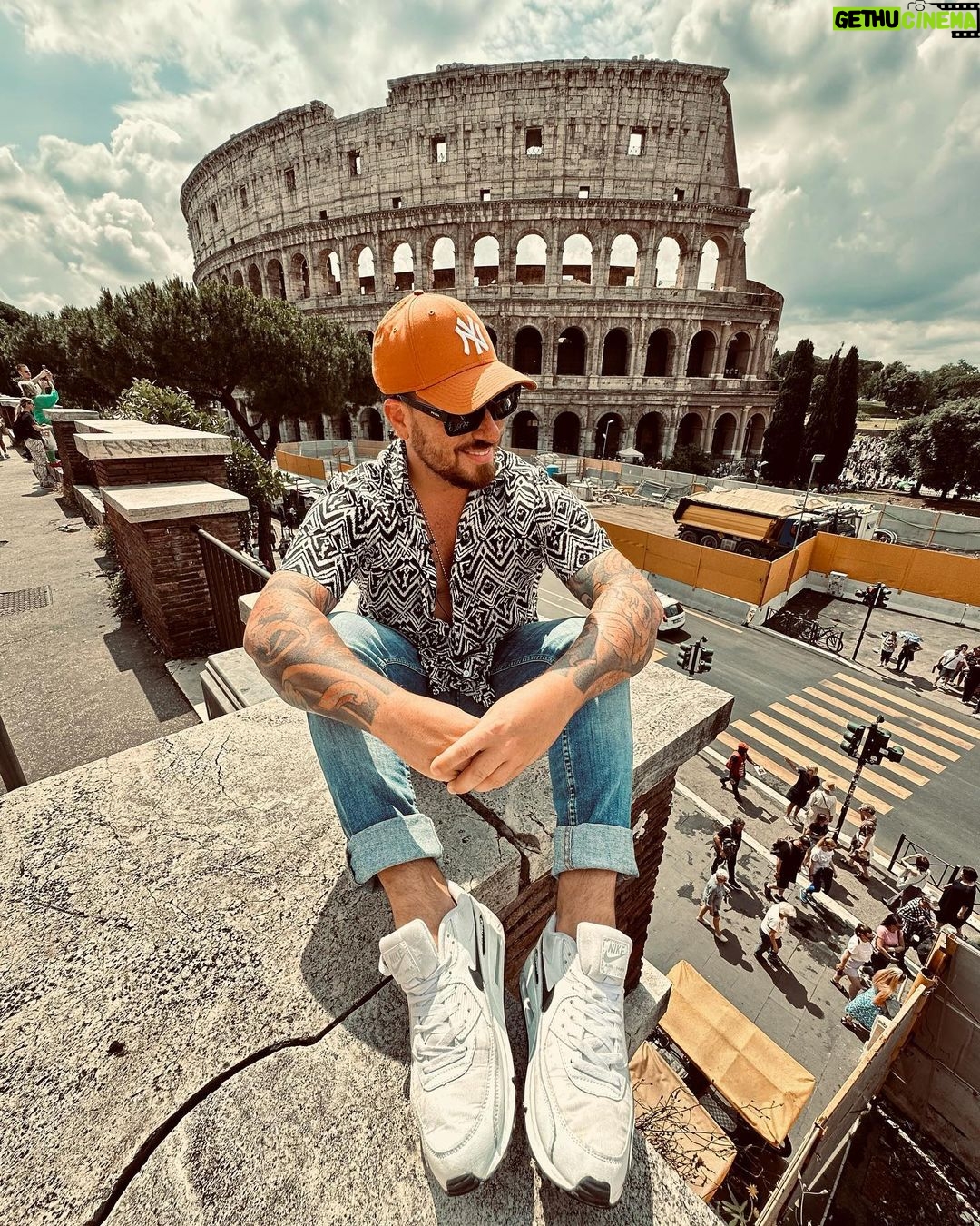 Federico Bal - 7.6K Likes - R O M A ♥️
Podría decir tanto de esta ciudad, de su gente, sus comidas, sus calles, los amigos, la noche. Pero prefiero subir estas fotos que hablan solas, a modo de adelanto de lo que verán en unas semanas por @restodelmundo13 ! Volvemos a casa, pero con una valija repleta de anécdotas 🥹🇮🇹♥️