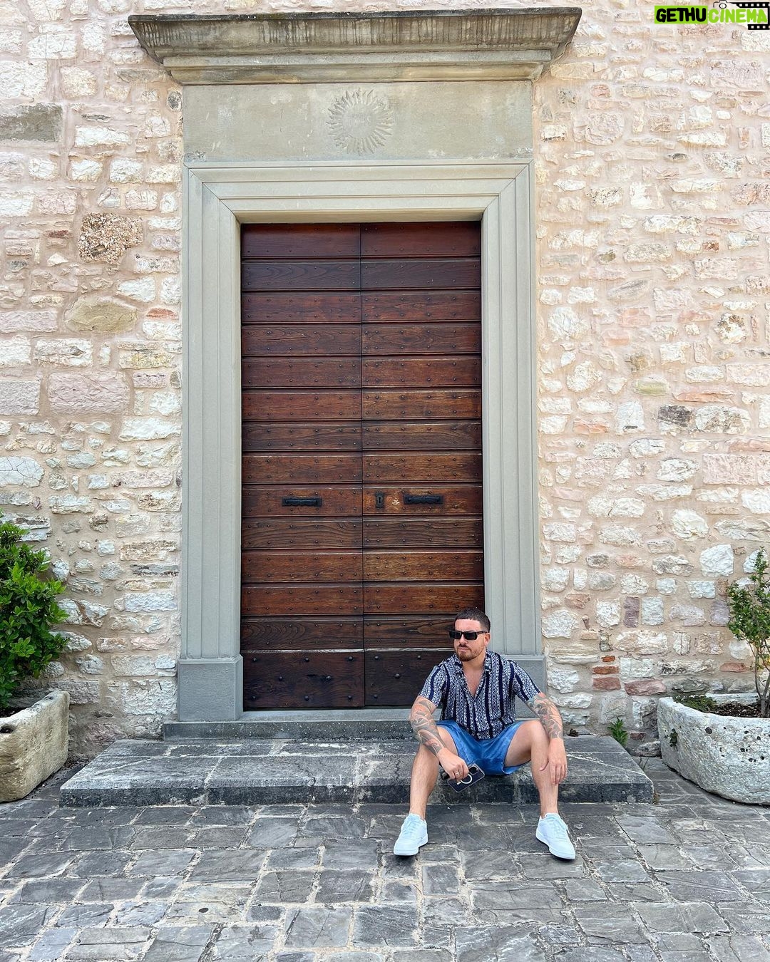Federico Bal Instagram - Quiero dejarles unas fotos de lo que fue nuestro paso por Buggio. Es realmente Impresionante, el mejor hotel en el corazón Italiano! Pileta, Paddle, Spa… de todo! El Hotel Park ai Cappuccino tiene cuartos muy cómodos y un desayuno completisimo! Muchas gracias @hotelcappuccini volveremos! Gubbio, Umbria, Italy