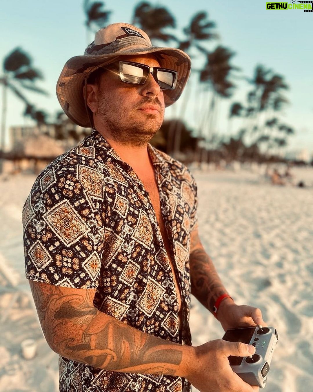 Federico Bal - 6.7K Likes - Unas que me quedaron desde el paraíso. Unos días inolvidables que pronto verán en @restodelmundo13 por @eltrecetv ! Gracias amigos de @arubabonbini #aruba #arubabonbini