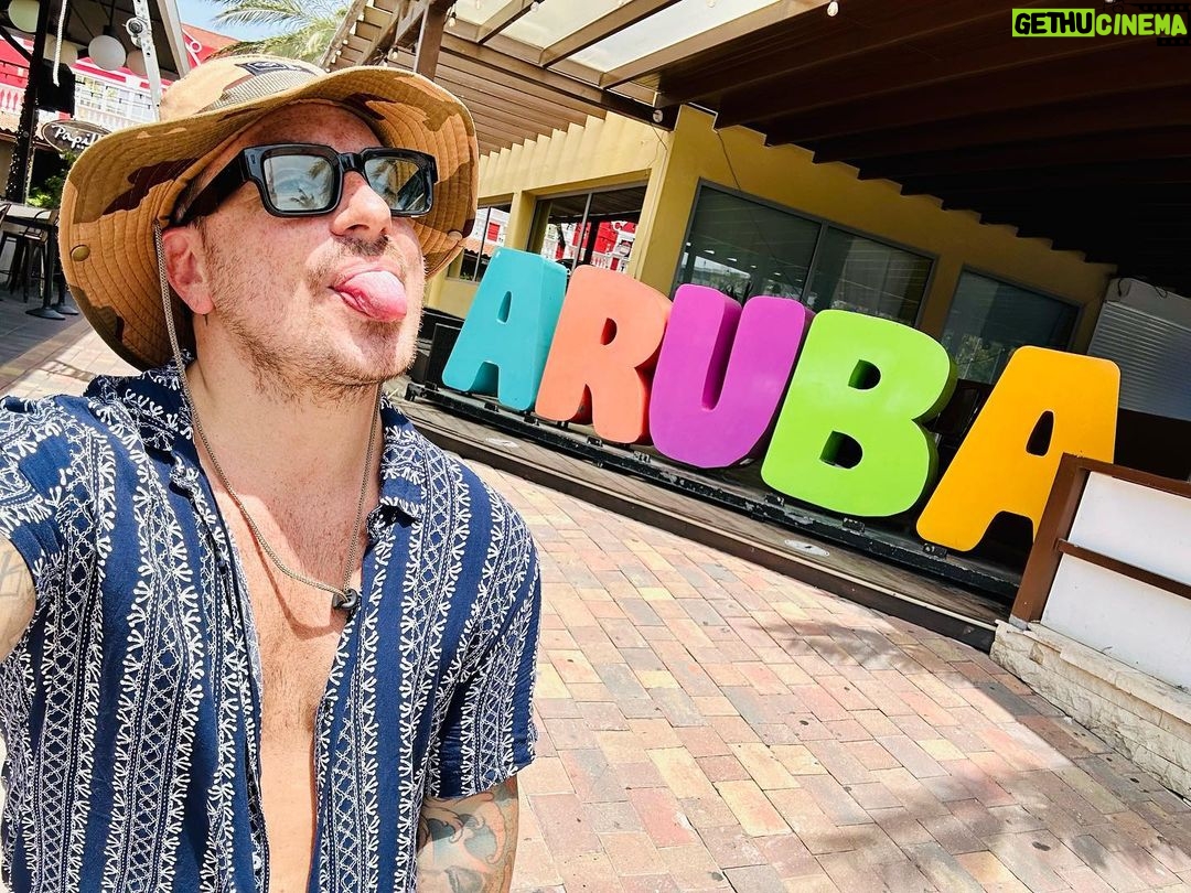 Federico Bal - 9.7K Likes - QUE BIEN ME SIENTA EL CARIBE 🇦🇼
Estamos hace 48 hs en la “one happy island” y puedo realmente confirmar que es realmente hermosa; su gente, su comida, sus playas! Dios mío, es realmente el paraíso. No paramos, de un lado para el otro. Conociendo sus calles, sus playas, sus costumbres y siempre con ese vibe tan caribeño, que enamora. Pronto lo verán en @restodelmundo13 ! Gracias amigos de @arubabonbini #Aruba #Arubabonbini Duchi duchi 💋