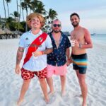 Federico Bal Instagram – QUE BIEN ME SIENTA EL CARIBE 🇦🇼 
Estamos hace 48 hs en la “one happy island” y puedo realmente confirmar que es realmente hermosa; su gente, su comida, sus playas! Dios mío, es realmente el paraíso. No paramos, de un lado para el otro. Conociendo sus calles, sus playas, sus costumbres y siempre con ese vibe tan caribeño, que enamora. Pronto lo verán en @restodelmundo13 ! Gracias amigos de @arubabonbini #Aruba #Arubabonbini Duchi duchi 💋 Orenjastad, Aruba