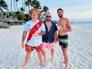Federico Bal Instagram - QUE BIEN ME SIENTA EL CARIBE 🇦🇼 
Estamos hace 48 hs en la “one happy island” y puedo realmente confirmar que es realmente hermosa; su gente, su comida, sus playas! Dios mío, es realmente el paraíso. No paramos, de un lado para el otro. Conociendo sus calles, sus playas, sus costumbres y siempre con ese vibe tan caribeño, que enamora. Pronto lo verán en @restodelmundo13 ! Gracias amigos de @arubabonbini #Aruba #Arubabonbini Duchi duchi 💋