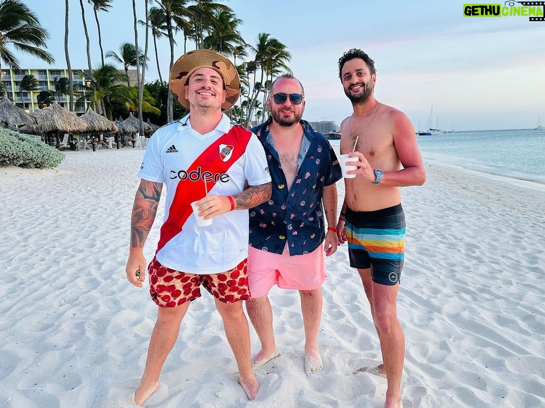 Federico Bal - 9.7K Likes - QUE BIEN ME SIENTA EL CARIBE 🇦🇼
Estamos hace 48 hs en la “one happy island” y puedo realmente confirmar que es realmente hermosa; su gente, su comida, sus playas! Dios mío, es realmente el paraíso. No paramos, de un lado para el otro. Conociendo sus calles, sus playas, sus costumbres y siempre con ese vibe tan caribeño, que enamora. Pronto lo verán en @restodelmundo13 ! Gracias amigos de @arubabonbini #Aruba #Arubabonbini Duchi duchi 💋