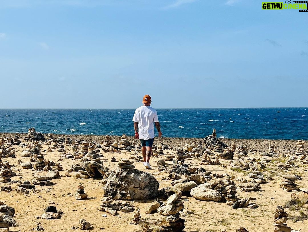 Federico Bal - 9.7K Likes - QUE BIEN ME SIENTA EL CARIBE 🇦🇼
Estamos hace 48 hs en la “one happy island” y puedo realmente confirmar que es realmente hermosa; su gente, su comida, sus playas! Dios mío, es realmente el paraíso. No paramos, de un lado para el otro. Conociendo sus calles, sus playas, sus costumbres y siempre con ese vibe tan caribeño, que enamora. Pronto lo verán en @restodelmundo13 ! Gracias amigos de @arubabonbini #Aruba #Arubabonbini Duchi duchi 💋