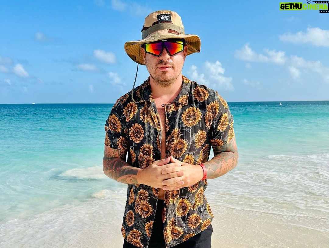 Federico Bal - 9.7K Likes - QUE BIEN ME SIENTA EL CARIBE 🇦🇼
Estamos hace 48 hs en la “one happy island” y puedo realmente confirmar que es realmente hermosa; su gente, su comida, sus playas! Dios mío, es realmente el paraíso. No paramos, de un lado para el otro. Conociendo sus calles, sus playas, sus costumbres y siempre con ese vibe tan caribeño, que enamora. Pronto lo verán en @restodelmundo13 ! Gracias amigos de @arubabonbini #Aruba #Arubabonbini Duchi duchi 💋