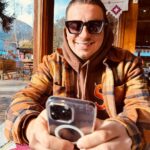 Federico Bal Instagram - Estos días en la montaña que necesitaba tanto. Fueron días de muchas cosas, reuniones, emociones. Poder volver a esquiar después de algunos años parados por mi accidente en Brasil, disfrutar del aire puro y volver a enamorarme una vez más del sur, de su gente, era lo que necesitaba. Y con el personaje de mi primo @bal.luciano que me sigue en todas. Deslicen y vean el último vídeo con una hermosa caída. Sean felices y AGUANTE RIVER LA PUTA MADRE. Neuquén, Villa La Angostura