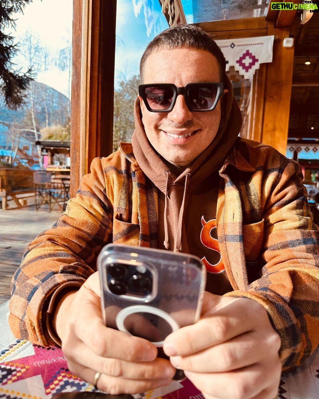 Federico Bal - 9.2K Likes - Estos días en la montaña que necesitaba tanto.
Fueron días de muchas cosas, reuniones, emociones. Poder volver a esquiar después de algunos años parados por mi accidente en Brasil, disfrutar del aire puro y volver a enamorarme una vez más del sur, de su gente, era lo que necesitaba. Y con el personaje de mi primo @bal.luciano que me sigue en todas. Deslicen y vean el último vídeo con una hermosa caída. Sean felices y AGUANTE RIVER LA PUTA MADRE.