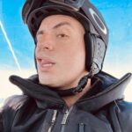 Federico Bal Instagram - Estos días en la montaña que necesitaba tanto. Fueron días de muchas cosas, reuniones, emociones. Poder volver a esquiar después de algunos años parados por mi accidente en Brasil, disfrutar del aire puro y volver a enamorarme una vez más del sur, de su gente, era lo que necesitaba. Y con el personaje de mi primo @bal.luciano que me sigue en todas. Deslicen y vean el último vídeo con una hermosa caída. Sean felices y AGUANTE RIVER LA PUTA MADRE. Neuquén, Villa La Angostura