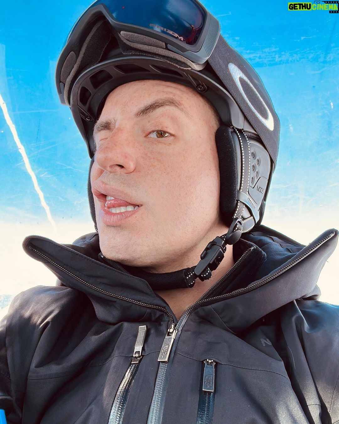 Federico Bal - 9.2K Likes - Estos días en la montaña que necesitaba tanto.
Fueron días de muchas cosas, reuniones, emociones. Poder volver a esquiar después de algunos años parados por mi accidente en Brasil, disfrutar del aire puro y volver a enamorarme una vez más del sur, de su gente, era lo que necesitaba. Y con el personaje de mi primo @bal.luciano que me sigue en todas. Deslicen y vean el último vídeo con una hermosa caída. Sean felices y AGUANTE RIVER LA PUTA MADRE.