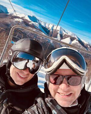 Federico Bal Instagram - Estos días en la montaña que necesitaba tanto. 
Fueron días de muchas cosas, reuniones, emociones. Poder volver a esquiar después de algunos años parados por mi accidente en Brasil, disfrutar del aire puro y volver a enamorarme una vez más del sur, de su gente, era lo que necesitaba. Y con el personaje de mi primo @bal.luciano que me sigue en todas. Deslicen y vean el último vídeo con una hermosa caída. Sean felices y AGUANTE RIVER LA PUTA MADRE.