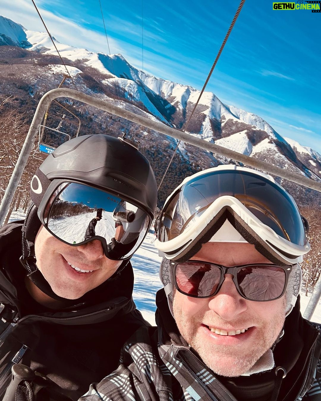 Federico Bal - 9.2K Likes - Estos días en la montaña que necesitaba tanto.
Fueron días de muchas cosas, reuniones, emociones. Poder volver a esquiar después de algunos años parados por mi accidente en Brasil, disfrutar del aire puro y volver a enamorarme una vez más del sur, de su gente, era lo que necesitaba. Y con el personaje de mi primo @bal.luciano que me sigue en todas. Deslicen y vean el último vídeo con una hermosa caída. Sean felices y AGUANTE RIVER LA PUTA MADRE.