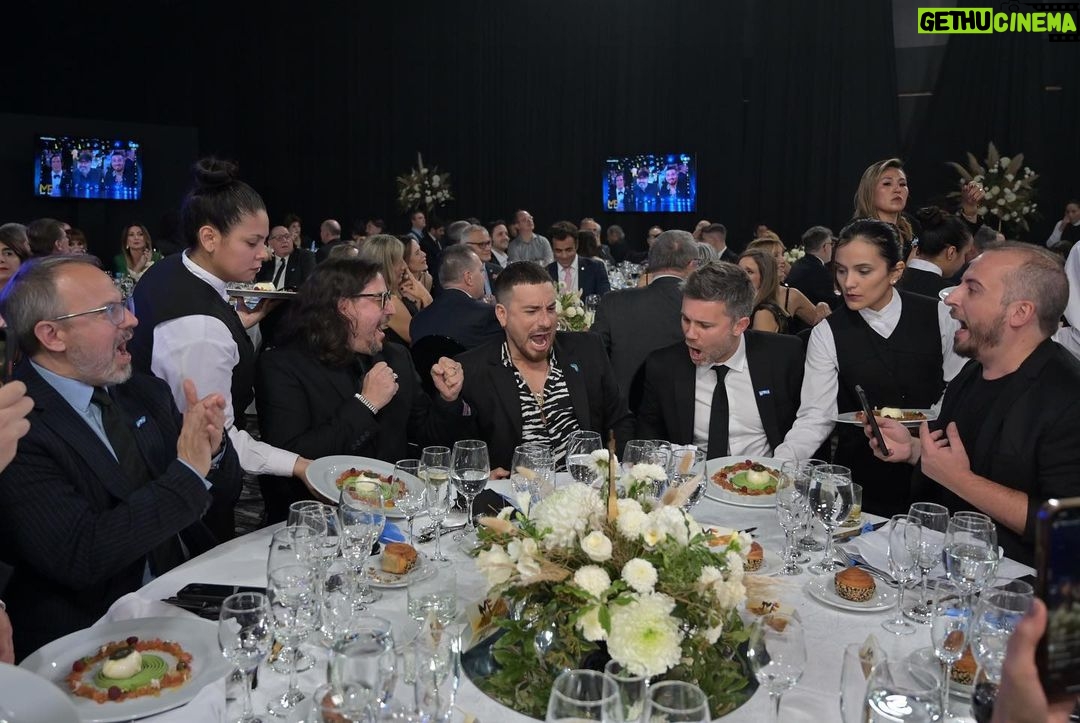 Federico Bal Instagram - Es que no lo supero. Último post de los #MartinFierro2023 lo prometo! Como detalle de color, vean el momento del triunfo, las mozas casi vuelan con la burrata por los aires. Gracias aptra, una vez más. Hilton Buenos Aires