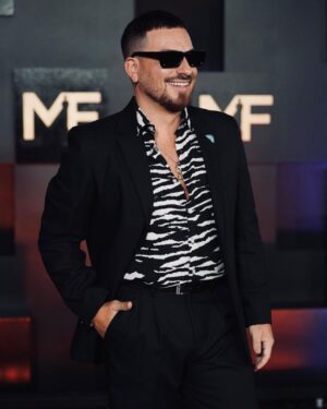 Federico Bal Instagram - No se bien por dónde empezar a contarles lo que fue la fiesta de anoche, la fiesta de nuestra tv.
Recién ahora estoy pudiendo contestar la cantidad de mensajes y saludos que me mandaron. Poder ver en un mismo lugar a toda esta gente que ama hacer televisión, sentir el cariño de los colegas y poder levantar mi primer martin fierro es un momento que va a quedar para siempre en mi corazon. Gracias aptra por hacernos vivir una noche alucinante. Gracias @restodelmundo13 y toda la familia de @3defebrerovision que me permiten divertirme y crecer como conductor. Gracias a @elchuecosuar @pablocodevilla @fernandezcoco10 y toda la gente de @eltrecetv por el lugar y el cariño. Y a ustedes claro, del otro lado por hacerlo posible. Como dije ayer, cuando viajar presencialmente se nos hace cada vez más difícil, hacerlo juntos con este programa nos da muchísimo amor y energía para seguir buscando mejorar. Les dejo unas capturas del amor. No puedo estar más feliz, gracias de verdad.
#MartinFierro2023
.
.
.
.
Total look @aynotdead 
Make up @christapia_mua 
Hairstyle @peluqueria_il_figaro