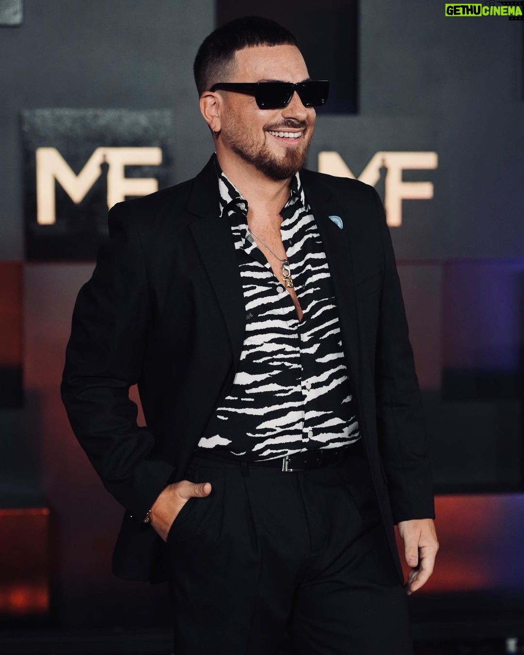 Federico Bal - 8.2K Likes - No se bien por dónde empezar a contarles lo que fue la fiesta de anoche, la fiesta de nuestra tv.
Recién ahora estoy pudiendo contestar la cantidad de mensajes y saludos que me mandaron. Poder ver en un mismo lugar a toda esta gente que ama hacer televisión, sentir el cariño de los colegas y poder levantar mi primer martin fierro es un momento que va a quedar para siempre en mi corazon. Gracias aptra por hacernos vivir una noche alucinante. Gracias @restodelmundo13 y toda la familia de @3defebrerovision que me permiten divertirme y crecer como conductor. Gracias a @elchuecosuar @pablocodevilla @fernandezcoco10 y toda la gente de @eltrecetv por el lugar y el cariño. Y a ustedes claro, del otro lado por hacerlo posible. Como dije ayer, cuando viajar presencialmente se nos hace cada vez más difícil, hacerlo juntos con este programa nos da muchísimo amor y energía para seguir buscando mejorar. Les dejo unas capturas del amor. No puedo estar más feliz, gracias de verdad.
#MartinFierro2023
.
.
.
.
Total look @aynotdead
Make up @christapia_mua
Hairstyle @peluqueria_il_figaro