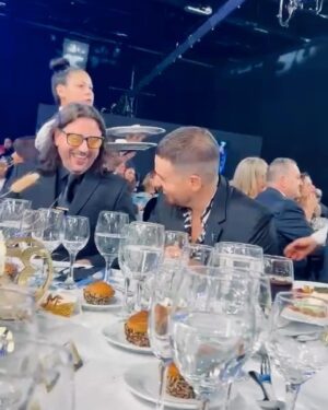Federico Bal Instagram - No se bien por dónde empezar a contarles lo que fue la fiesta de anoche, la fiesta de nuestra tv.
Recién ahora estoy pudiendo contestar la cantidad de mensajes y saludos que me mandaron. Poder ver en un mismo lugar a toda esta gente que ama hacer televisión, sentir el cariño de los colegas y poder levantar mi primer martin fierro es un momento que va a quedar para siempre en mi corazon. Gracias aptra por hacernos vivir una noche alucinante. Gracias @restodelmundo13 y toda la familia de @3defebrerovision que me permiten divertirme y crecer como conductor. Gracias a @elchuecosuar @pablocodevilla @fernandezcoco10 y toda la gente de @eltrecetv por el lugar y el cariño. Y a ustedes claro, del otro lado por hacerlo posible. Como dije ayer, cuando viajar presencialmente se nos hace cada vez más difícil, hacerlo juntos con este programa nos da muchísimo amor y energía para seguir buscando mejorar. Les dejo unas capturas del amor. No puedo estar más feliz, gracias de verdad.
#MartinFierro2023
.
.
.
.
Total look @aynotdead 
Make up @christapia_mua 
Hairstyle @peluqueria_il_figaro
