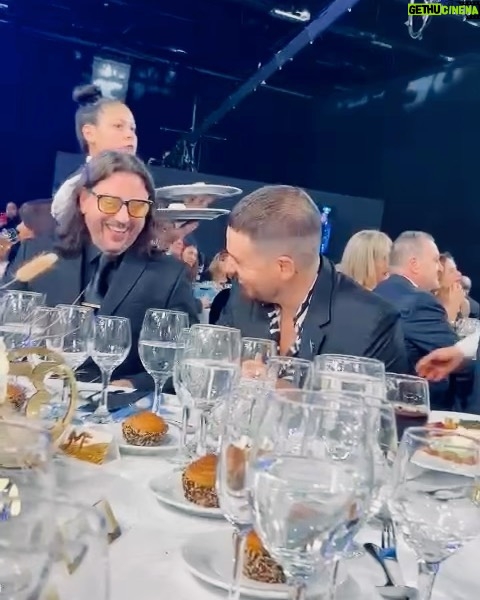 Federico Bal - 8.2K Likes - No se bien por dónde empezar a contarles lo que fue la fiesta de anoche, la fiesta de nuestra tv.
Recién ahora estoy pudiendo contestar la cantidad de mensajes y saludos que me mandaron. Poder ver en un mismo lugar a toda esta gente que ama hacer televisión, sentir el cariño de los colegas y poder levantar mi primer martin fierro es un momento que va a quedar para siempre en mi corazon. Gracias aptra por hacernos vivir una noche alucinante. Gracias @restodelmundo13 y toda la familia de @3defebrerovision que me permiten divertirme y crecer como conductor. Gracias a @elchuecosuar @pablocodevilla @fernandezcoco10 y toda la gente de @eltrecetv por el lugar y el cariño. Y a ustedes claro, del otro lado por hacerlo posible. Como dije ayer, cuando viajar presencialmente se nos hace cada vez más difícil, hacerlo juntos con este programa nos da muchísimo amor y energía para seguir buscando mejorar. Les dejo unas capturas del amor. No puedo estar más feliz, gracias de verdad.
#MartinFierro2023
.
.
.
.
Total look @aynotdead
Make up @christapia_mua
Hairstyle @peluqueria_il_figaro