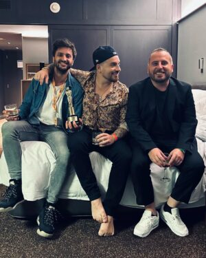 Federico Bal Instagram - No se bien por dónde empezar a contarles lo que fue la fiesta de anoche, la fiesta de nuestra tv.
Recién ahora estoy pudiendo contestar la cantidad de mensajes y saludos que me mandaron. Poder ver en un mismo lugar a toda esta gente que ama hacer televisión, sentir el cariño de los colegas y poder levantar mi primer martin fierro es un momento que va a quedar para siempre en mi corazon. Gracias aptra por hacernos vivir una noche alucinante. Gracias @restodelmundo13 y toda la familia de @3defebrerovision que me permiten divertirme y crecer como conductor. Gracias a @elchuecosuar @pablocodevilla @fernandezcoco10 y toda la gente de @eltrecetv por el lugar y el cariño. Y a ustedes claro, del otro lado por hacerlo posible. Como dije ayer, cuando viajar presencialmente se nos hace cada vez más difícil, hacerlo juntos con este programa nos da muchísimo amor y energía para seguir buscando mejorar. Les dejo unas capturas del amor. No puedo estar más feliz, gracias de verdad.
#MartinFierro2023
.
.
.
.
Total look @aynotdead 
Make up @christapia_mua 
Hairstyle @peluqueria_il_figaro
