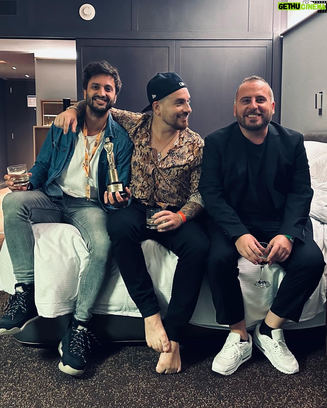 Federico Bal - 8.2K Likes - No se bien por dónde empezar a contarles lo que fue la fiesta de anoche, la fiesta de nuestra tv.
Recién ahora estoy pudiendo contestar la cantidad de mensajes y saludos que me mandaron. Poder ver en un mismo lugar a toda esta gente que ama hacer televisión, sentir el cariño de los colegas y poder levantar mi primer martin fierro es un momento que va a quedar para siempre en mi corazon. Gracias aptra por hacernos vivir una noche alucinante. Gracias @restodelmundo13 y toda la familia de @3defebrerovision que me permiten divertirme y crecer como conductor. Gracias a @elchuecosuar @pablocodevilla @fernandezcoco10 y toda la gente de @eltrecetv por el lugar y el cariño. Y a ustedes claro, del otro lado por hacerlo posible. Como dije ayer, cuando viajar presencialmente se nos hace cada vez más difícil, hacerlo juntos con este programa nos da muchísimo amor y energía para seguir buscando mejorar. Les dejo unas capturas del amor. No puedo estar más feliz, gracias de verdad.
#MartinFierro2023
.
.
.
.
Total look @aynotdead
Make up @christapia_mua
Hairstyle @peluqueria_il_figaro