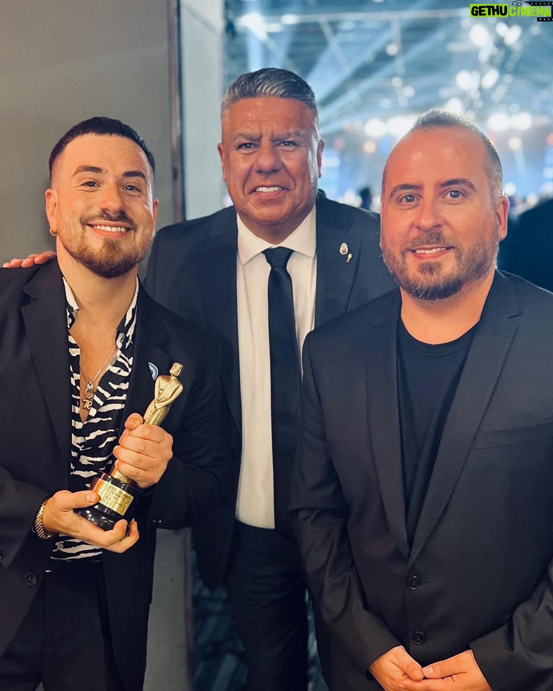 Federico Bal - 8.2K Likes - No se bien por dónde empezar a contarles lo que fue la fiesta de anoche, la fiesta de nuestra tv.
Recién ahora estoy pudiendo contestar la cantidad de mensajes y saludos que me mandaron. Poder ver en un mismo lugar a toda esta gente que ama hacer televisión, sentir el cariño de los colegas y poder levantar mi primer martin fierro es un momento que va a quedar para siempre en mi corazon. Gracias aptra por hacernos vivir una noche alucinante. Gracias @restodelmundo13 y toda la familia de @3defebrerovision que me permiten divertirme y crecer como conductor. Gracias a @elchuecosuar @pablocodevilla @fernandezcoco10 y toda la gente de @eltrecetv por el lugar y el cariño. Y a ustedes claro, del otro lado por hacerlo posible. Como dije ayer, cuando viajar presencialmente se nos hace cada vez más difícil, hacerlo juntos con este programa nos da muchísimo amor y energía para seguir buscando mejorar. Les dejo unas capturas del amor. No puedo estar más feliz, gracias de verdad.
#MartinFierro2023
.
.
.
.
Total look @aynotdead
Make up @christapia_mua
Hairstyle @peluqueria_il_figaro